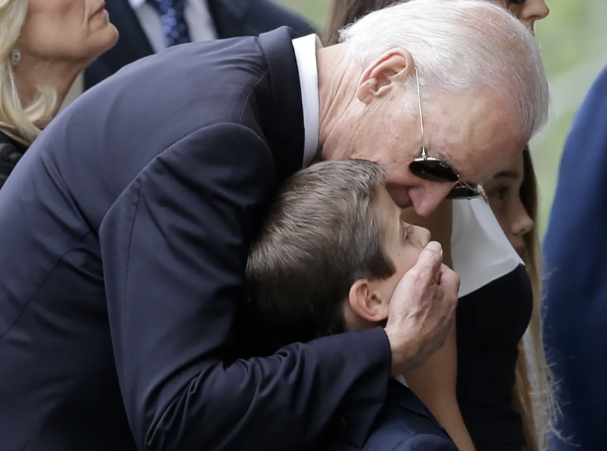 Отец джо байдена. Джо Байден целует. Joe Biden pedofilo. Джо Байден нюхает. Джо Байден младенец.